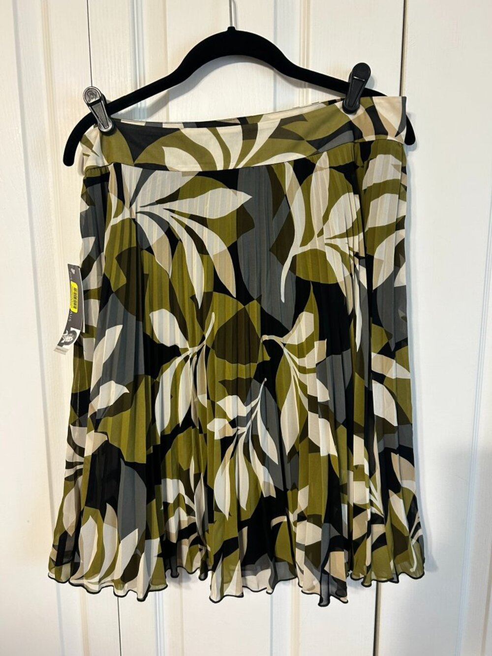 Josephine Chaus NWT Pleated Floral Skirt Womens 12P Petite Green Black